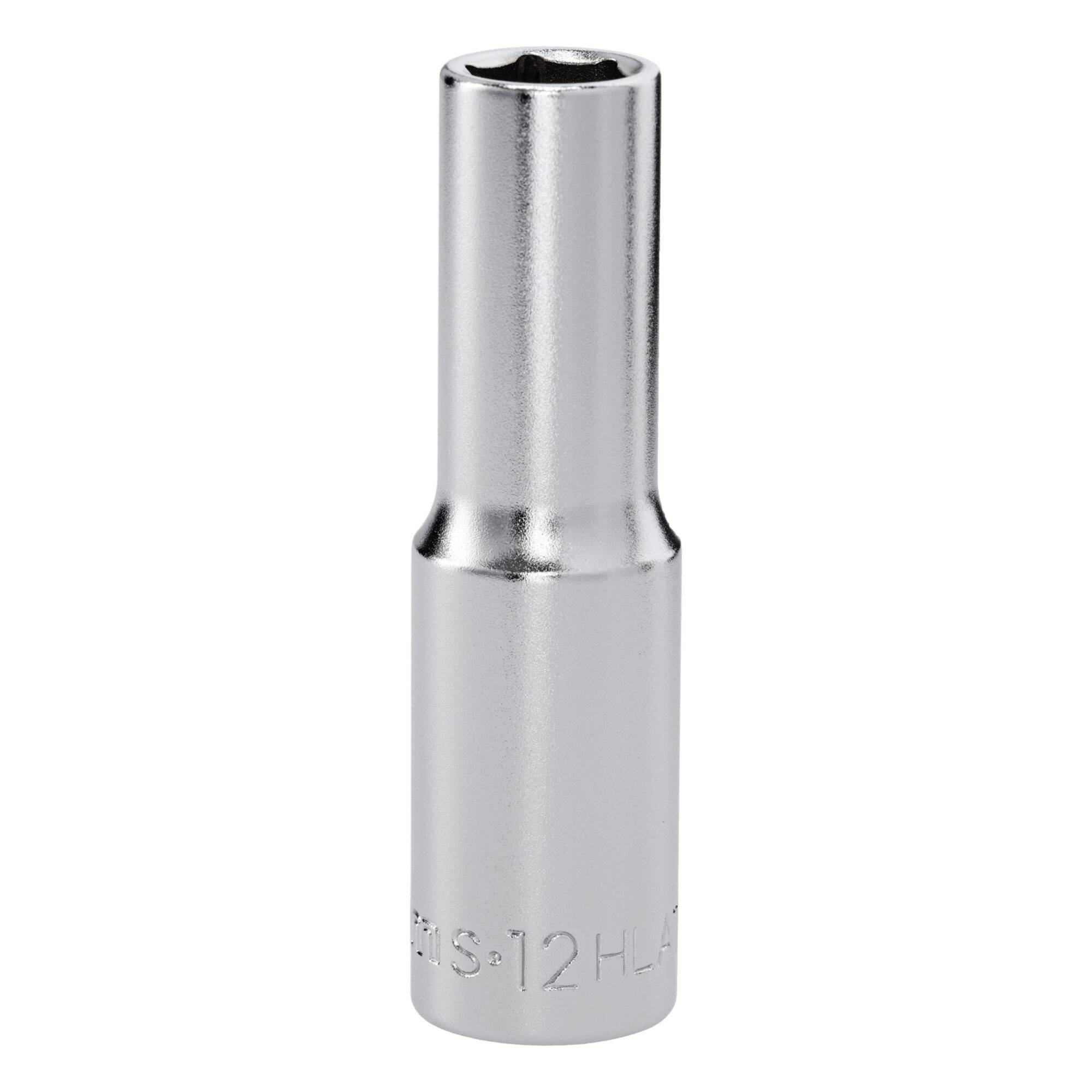 Ein glänzender, langer, metallischer Steckschlüssel mit sechskantiger Öffnung, der zum Anziehen oder Lösen von Muttern und Schrauben verwendet wird.