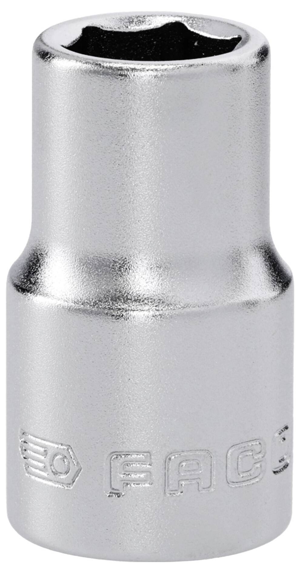 Ein silberfarbener Stecknussaufsatz mit sechskantigem Innengegriff, mit einem eingraviertem Logo und den Buchstaben „FACOM