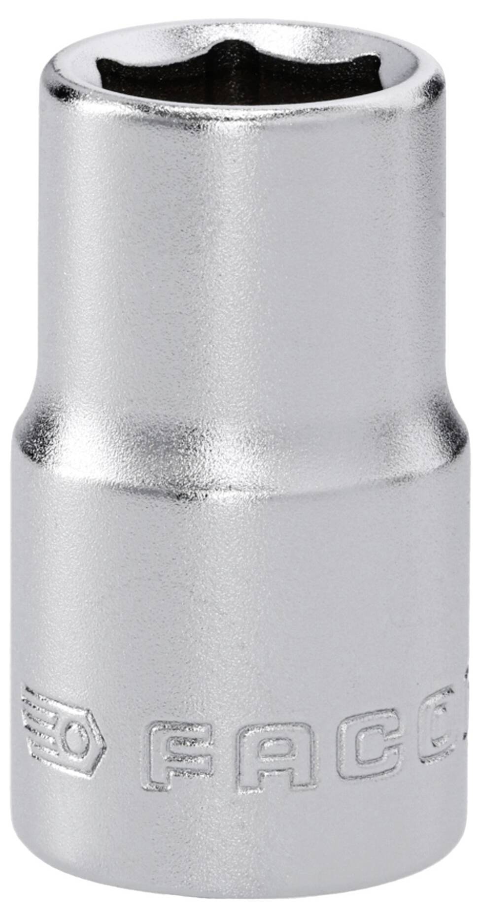 Ein Steckschlüssel mit Chromfinish und geprägtem Text in der Nähe der Basis, verwendet zum Anziehen oder Lösen von Muttern und Schraubenbolzen.