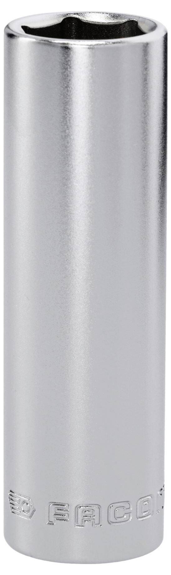 Eine glänzende metallische Steckschlüssel-Komponente mit einer sechseckigen Öffnung oben und eingraviertem Text an der unteren Kante.