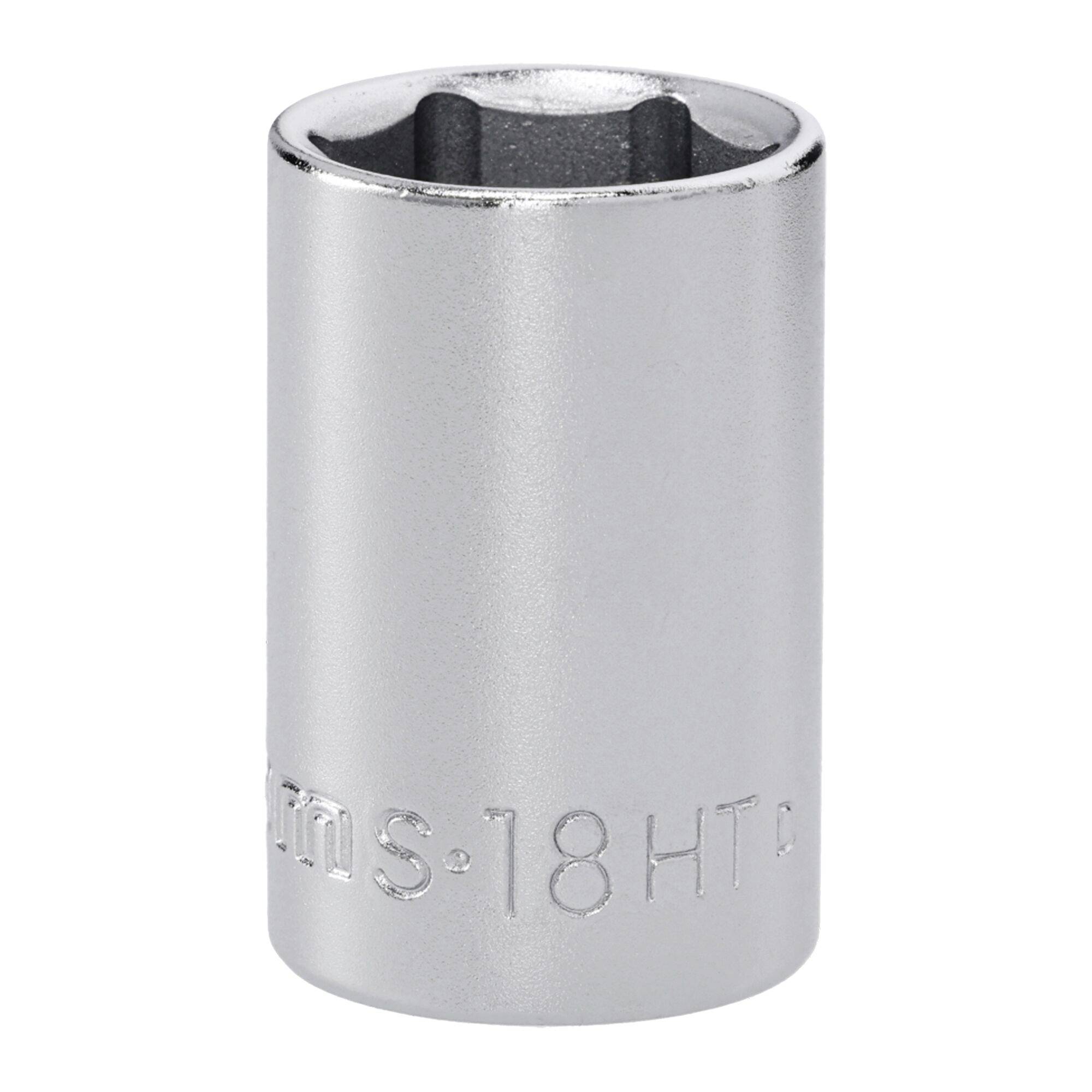 Ein silberner 18mm-Steckschlüssel mit eingravierten Zahlen und Buchstaben an seiner Seite, aufrecht gegen einen einfachen Hintergrund stehend.