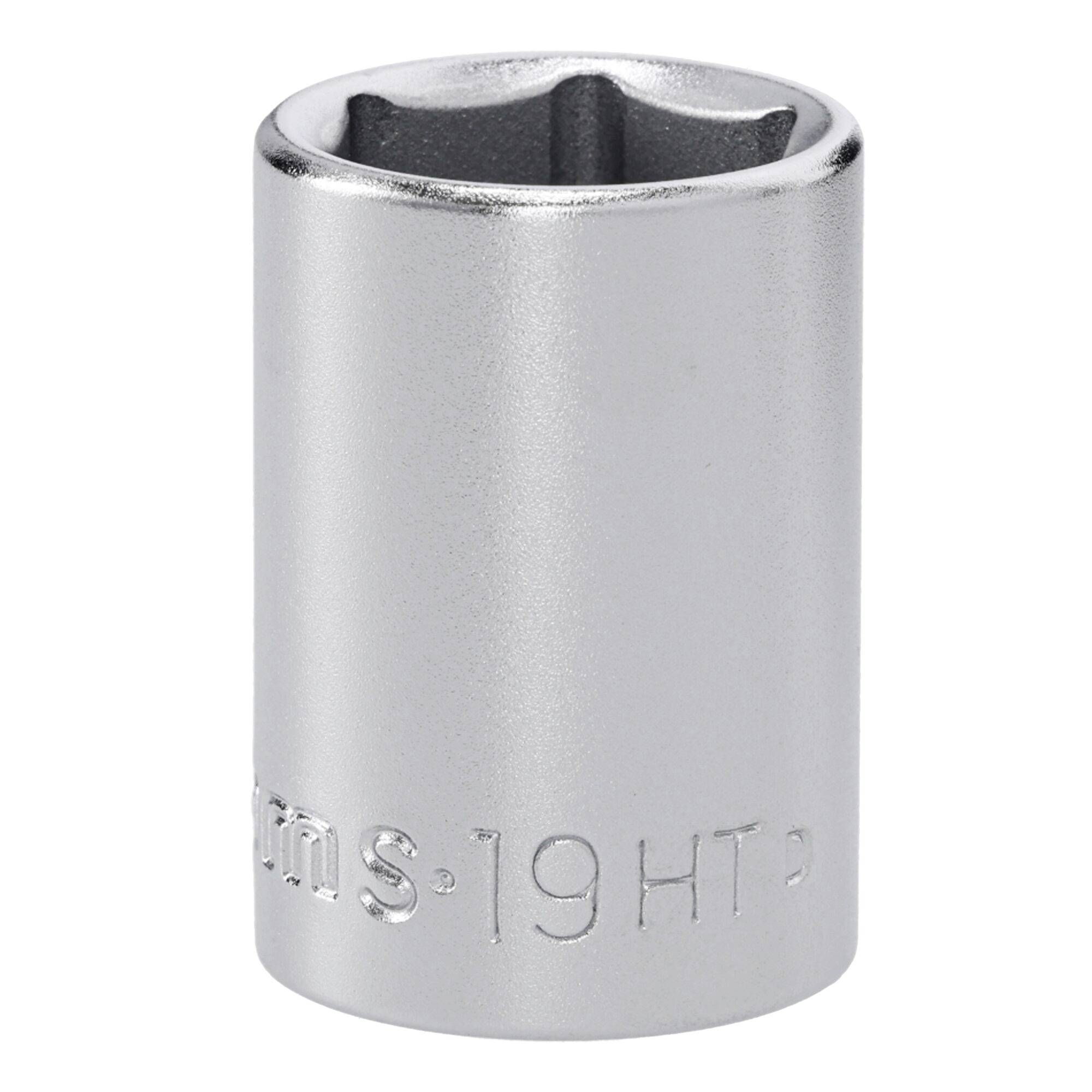 Ein verchromter Steckschlüssel mit der Prägung '19HT', verwendet zum Anziehen oder Lockern von Muttern und Bolzen.