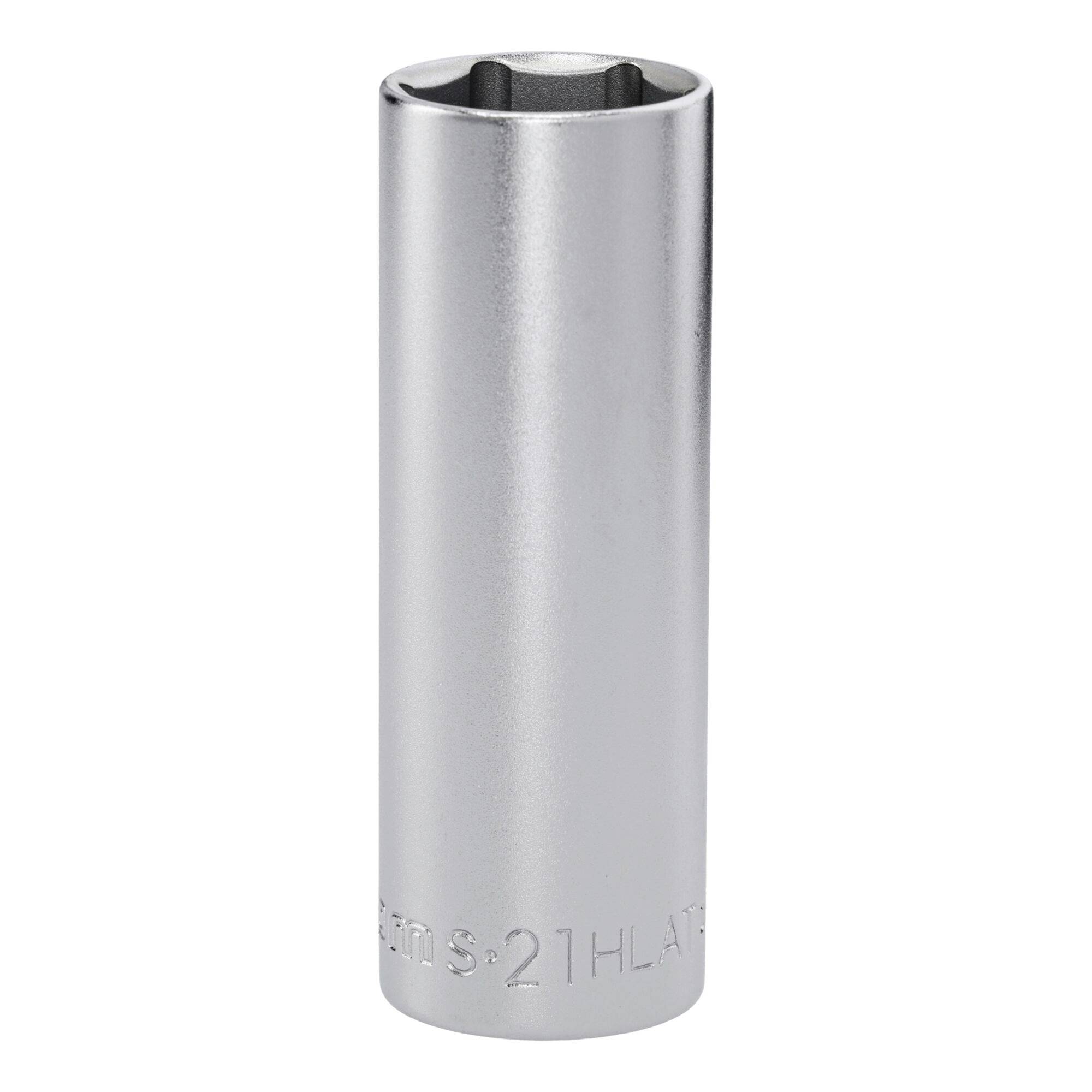 Eine glänzende Stecknuss aus Silber mit sechskantiger Öffnung, die zum Anziehen oder Lösen von Muttern und Bolzen verwendet wird.