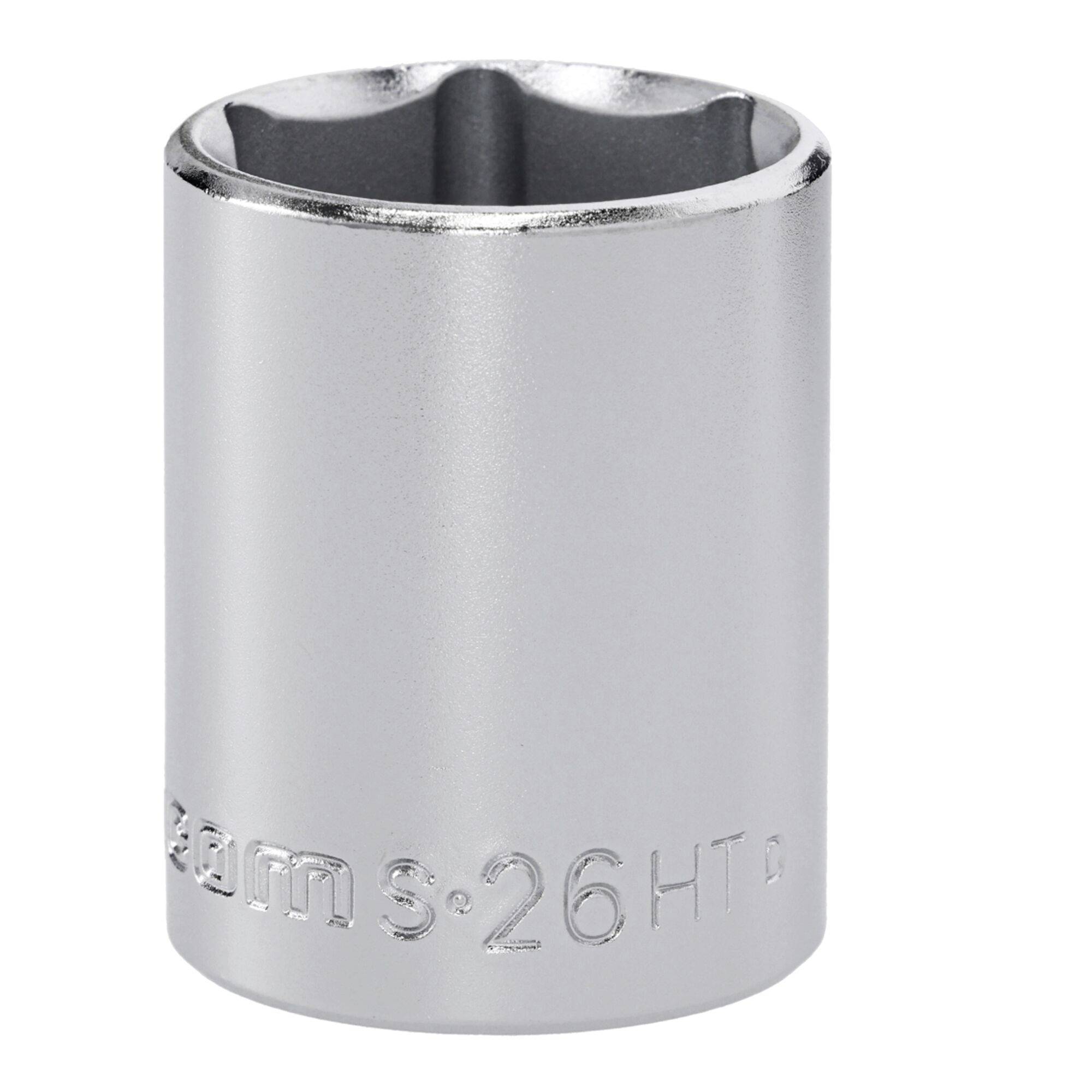 Eine verchromte Steckdose mit geprägter Markierung „26 HT