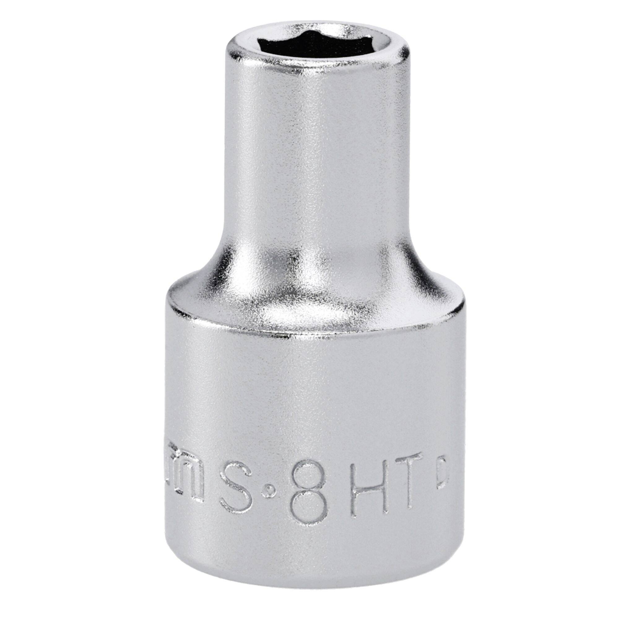 Eine glänzende Metallnuss mit sechskantiger Öffnung, beschriftet mit „8 HT Chrom-Vanadium