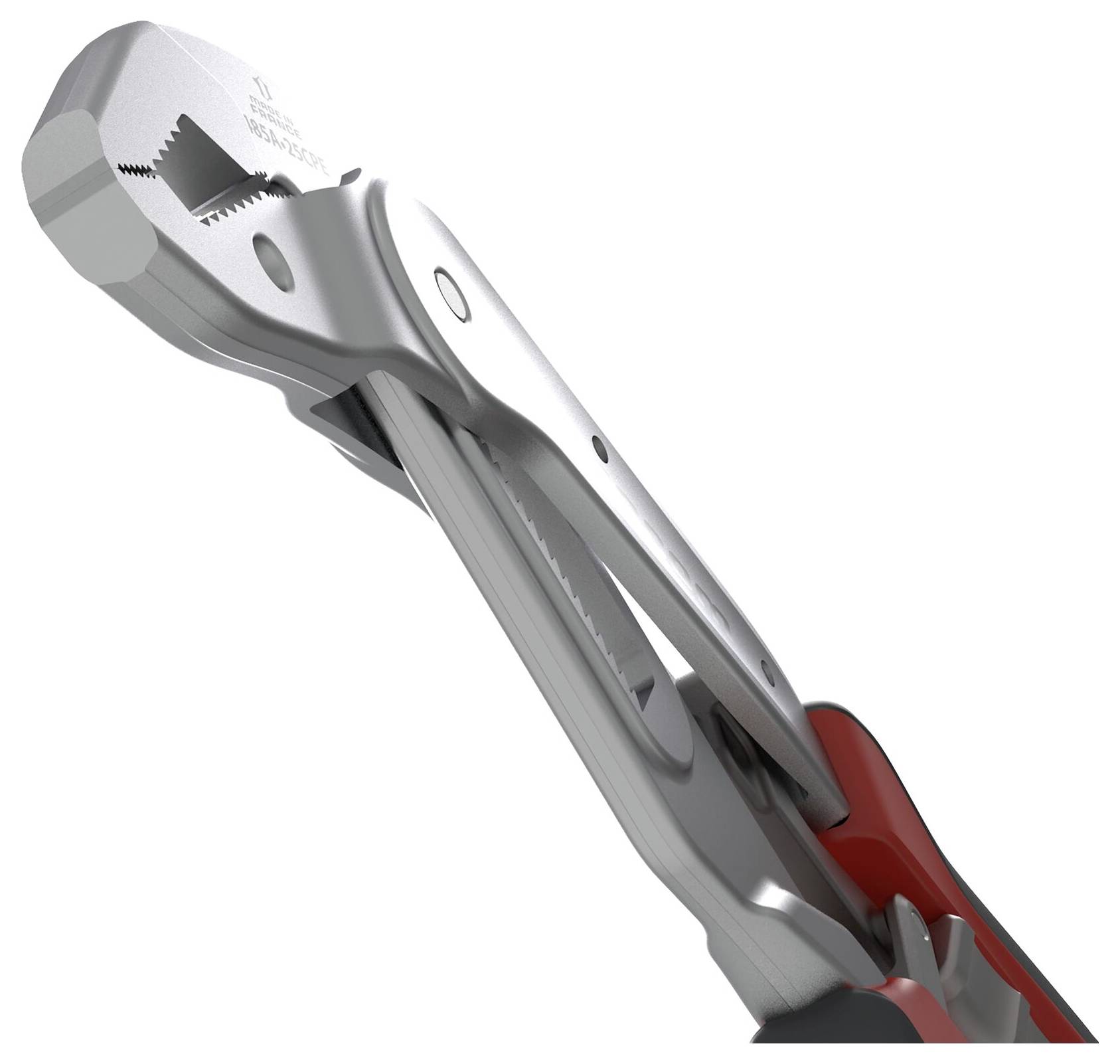 Eine Nahaufnahme einer Seitenansicht eines metallischen Schraubenschlüssels mit verstellbaren Backen, die geriffelte Griffoberflächen zeigen. Der Schraubenschlüssel hat einen roten Griff.