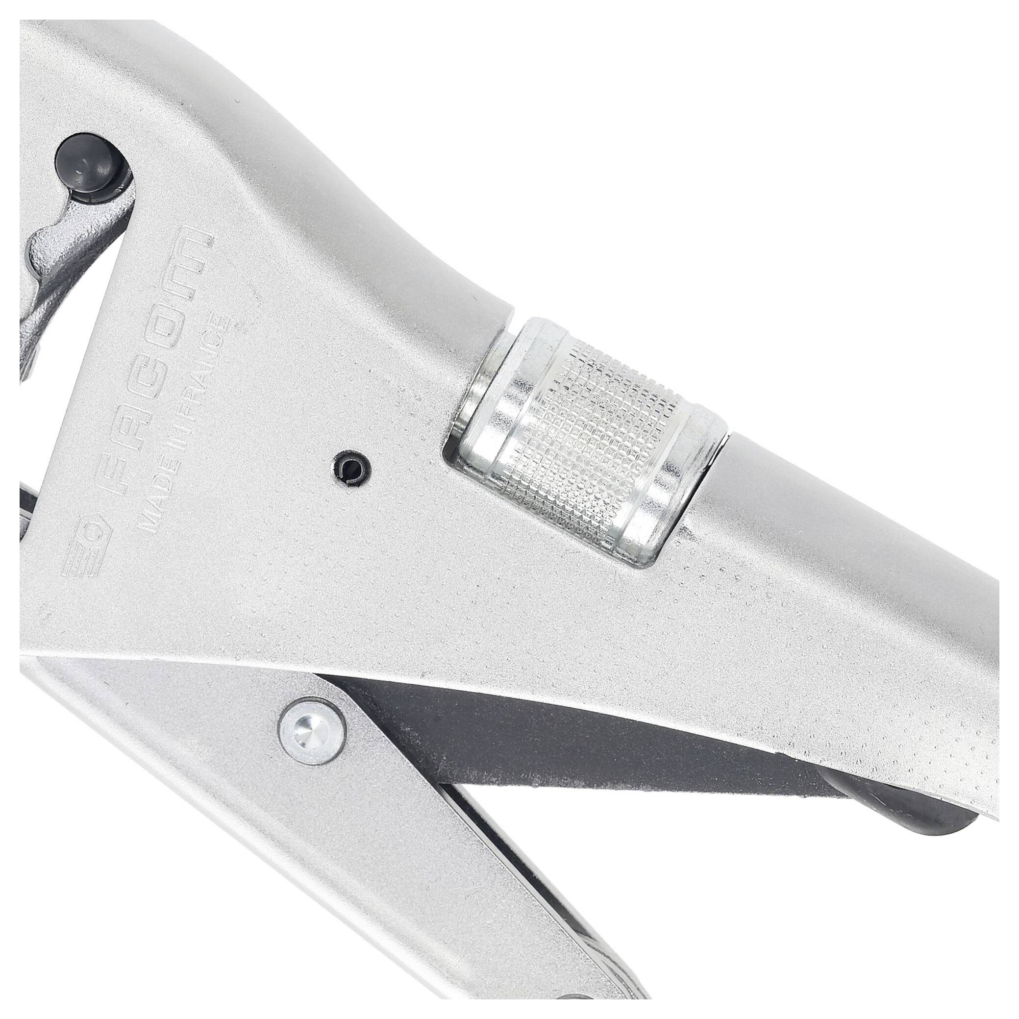 Eine Nahaufnahme eines metallischen Handwerkzeugs, möglicherweise einer Zwinge oder Zange, mit verstellbaren Komponenten und einem strukturierten Griff für präzise Verwendung.