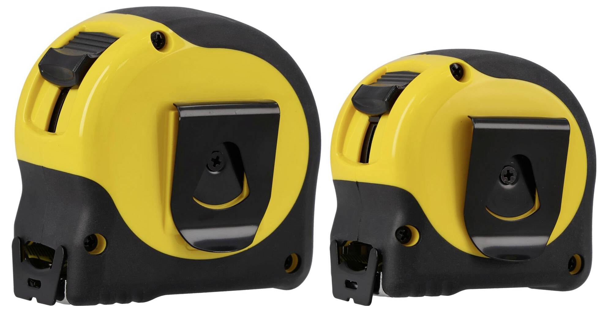 Zwei gelb-schwarze Stahlmaßstäbe, einer größer und einer kleiner, beide mit Metallgürtelclips, sind aufrecht auf weißem Hintergrund positioniert.