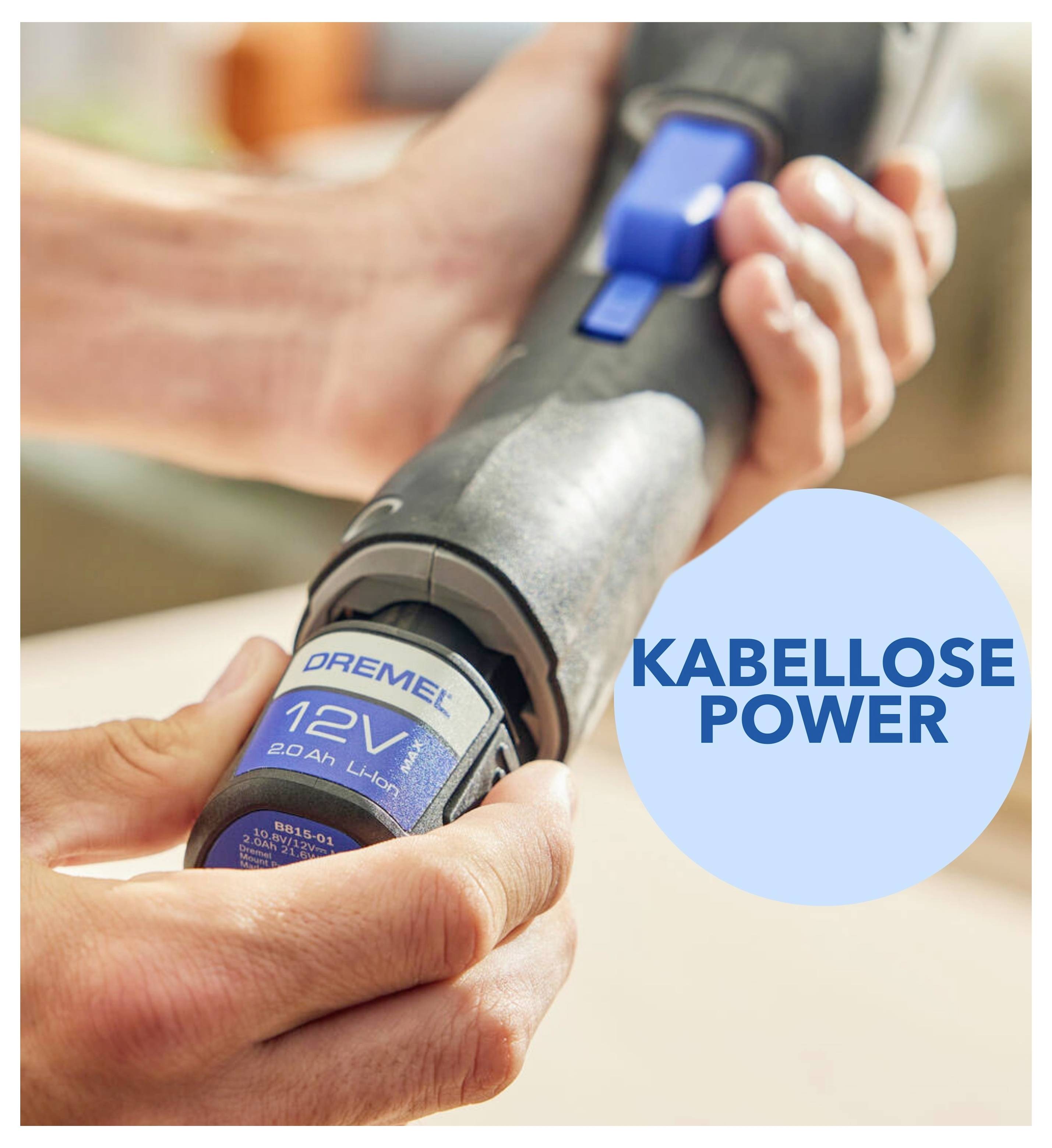 Nahaufnahme einer Person, die einen kabellosen Dremel-Akkuschleifer mit 12V-Akku hält; Text im Bild: 'KABELLOSE POWER'.