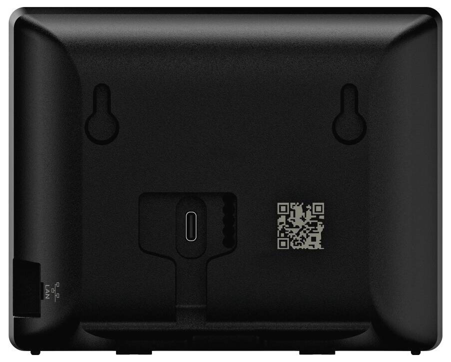 Rückansicht eines schwarzen elektronischen Geräts mit Wandmontagehaken, einem Barcode und Anschlüssen für Stromversorgung und Konnektivität.