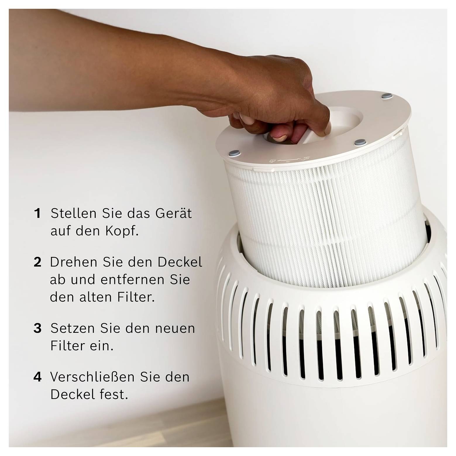 Anleitung zur Filterwechsel: 1. Gerät umdrehen. 2. Deckel drehen und Filter entfernen. 3. Neuen Filter einsetzen. 4. Deckel schließen.