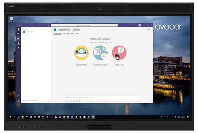 Ein Touchscreen-Display zeigt den Startbildschirm der Avocor Inspire App mit einer Nachricht 