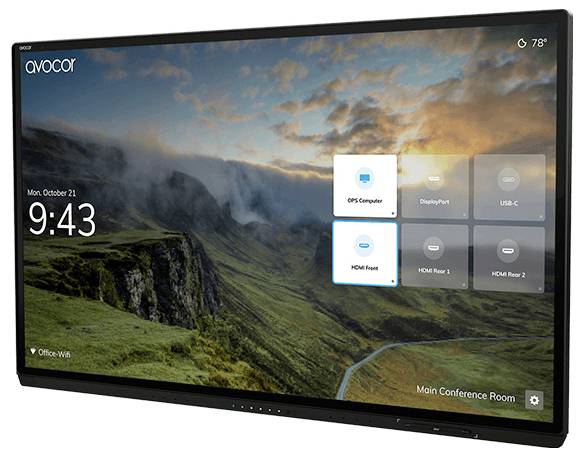 An der Wand montiertes Raumkontrolldisplay mit landschaftlichem Hintergrund, Uhrzeit 9:43, Datum Mo. 21. Oktober, Temperatur 78°, und Eingabefliesen für OPS-Computer, DisplayPort, USB-C, HDMI-Front, HDMI-Rear 1 und HDMI-Rear 2.