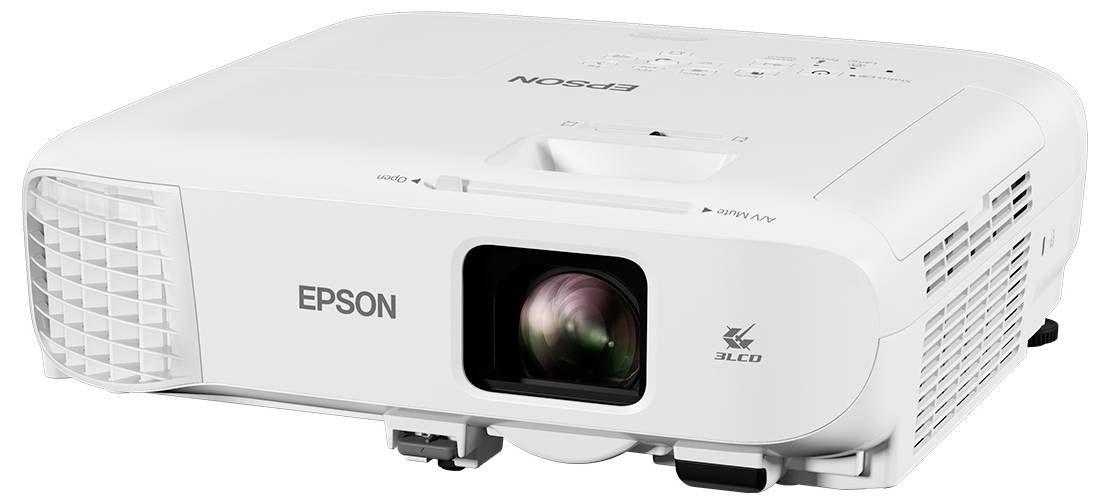 Weißer Epson-Projektor von vorne gezeigt, mit zentralisierter Linse und sichtbaren Seitenlüftungsöffnungen.