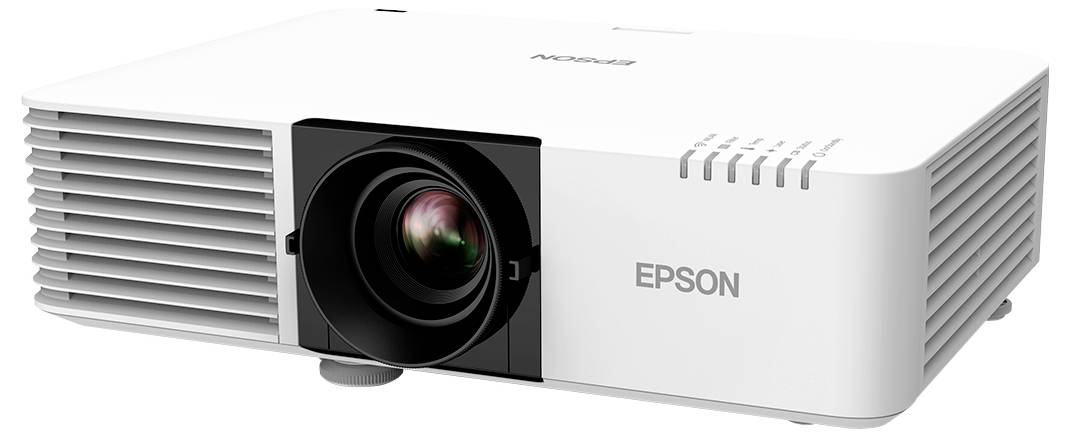 Weißer Epson-Projektor von vorne gezeigt, mit großem zentralem Objektiv und seitlichen Belüftungsgittern.