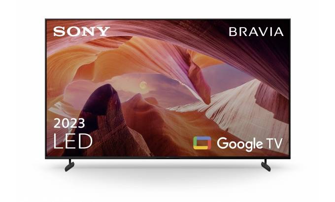 Sony Bravia 2023 LED-Fernseher mit Google TV-Branding auf dem Bildschirm, auf einem Ständer vor weißem Hintergrund angezeigt.