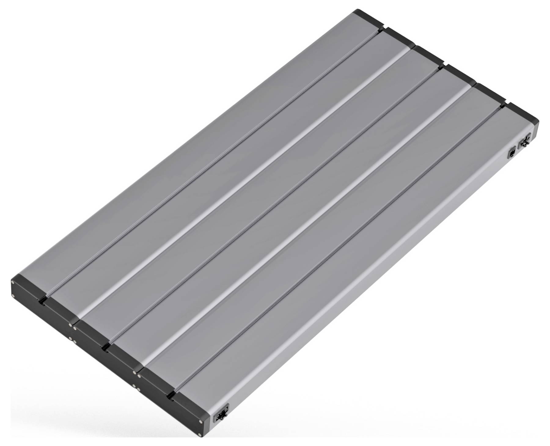 Ein rechteckiges metallisches Objekt mit segmentiertem Design, möglicherweise ein Batteriepack oder eine Industriekomponente, von einem Winkel gegen einen weißen Hintergrund betrachtet.