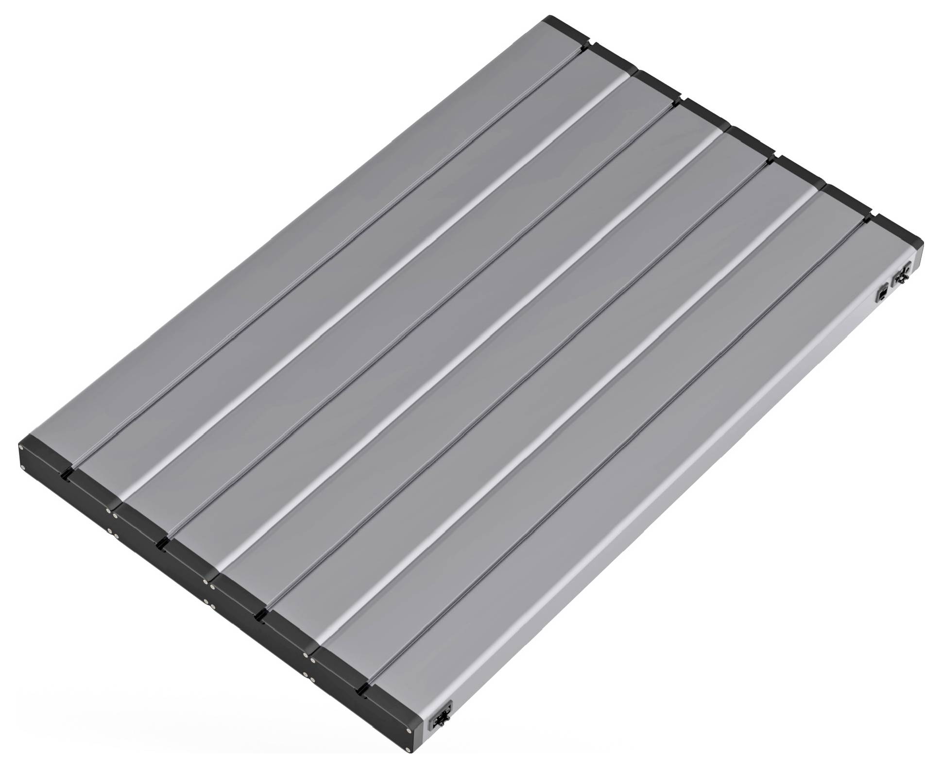 Eine Metallplatte mit parallelen Rillen, wahrscheinlich ein Komponententeil oder Industriematerial, von oben in einem Winkel betrachtet.