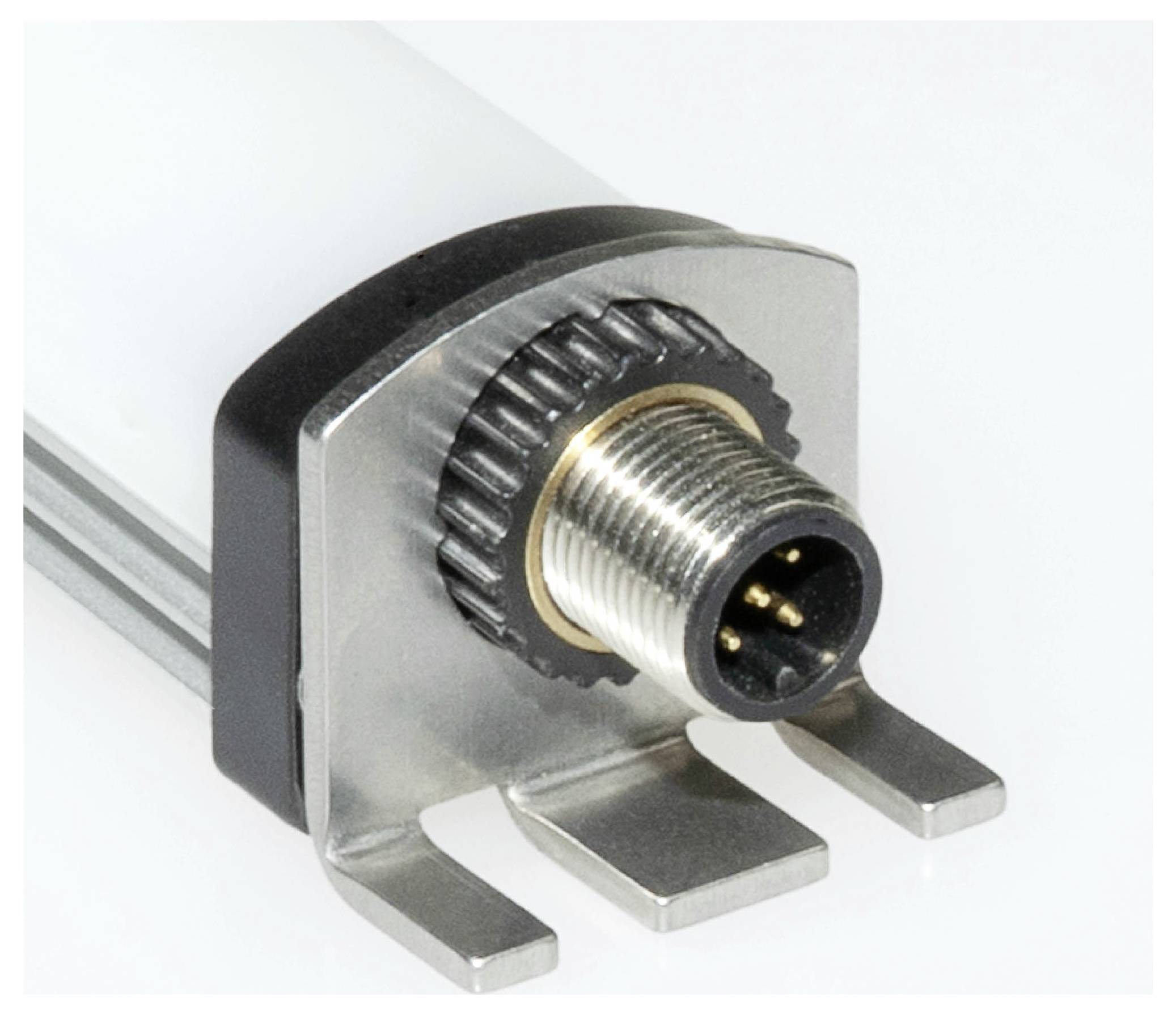 Ein Metallstecker mit einem schraubverschluss und drei Stiften ist mit einer Halterung an einer Oberfläche befestigt.