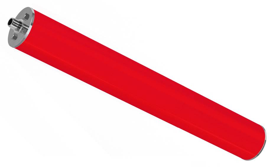 Rotes zylindrisches Industrieteil mit Metallenden und einem zentralen Verbinder, von einem Winkel aus betrachtet.