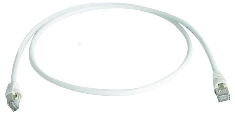 Ein hellfarbiges Ethernet-Netzwerkkabel mit RJ45-Steckern an beiden Enden, aufgerollt auf weißem Hintergrund.
