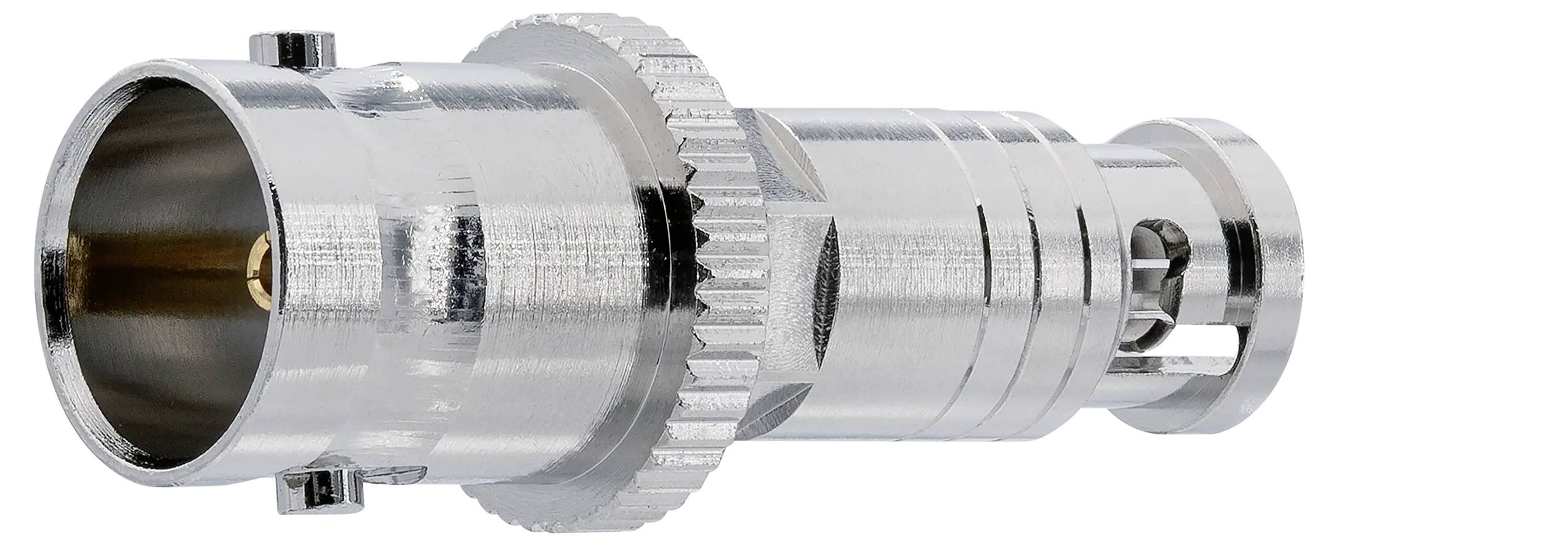 Metallischer koaxialer Steckerverbinder mit großer Gewindekupplung und zylindrischem Gehäuse auf weißem Hintergrund.