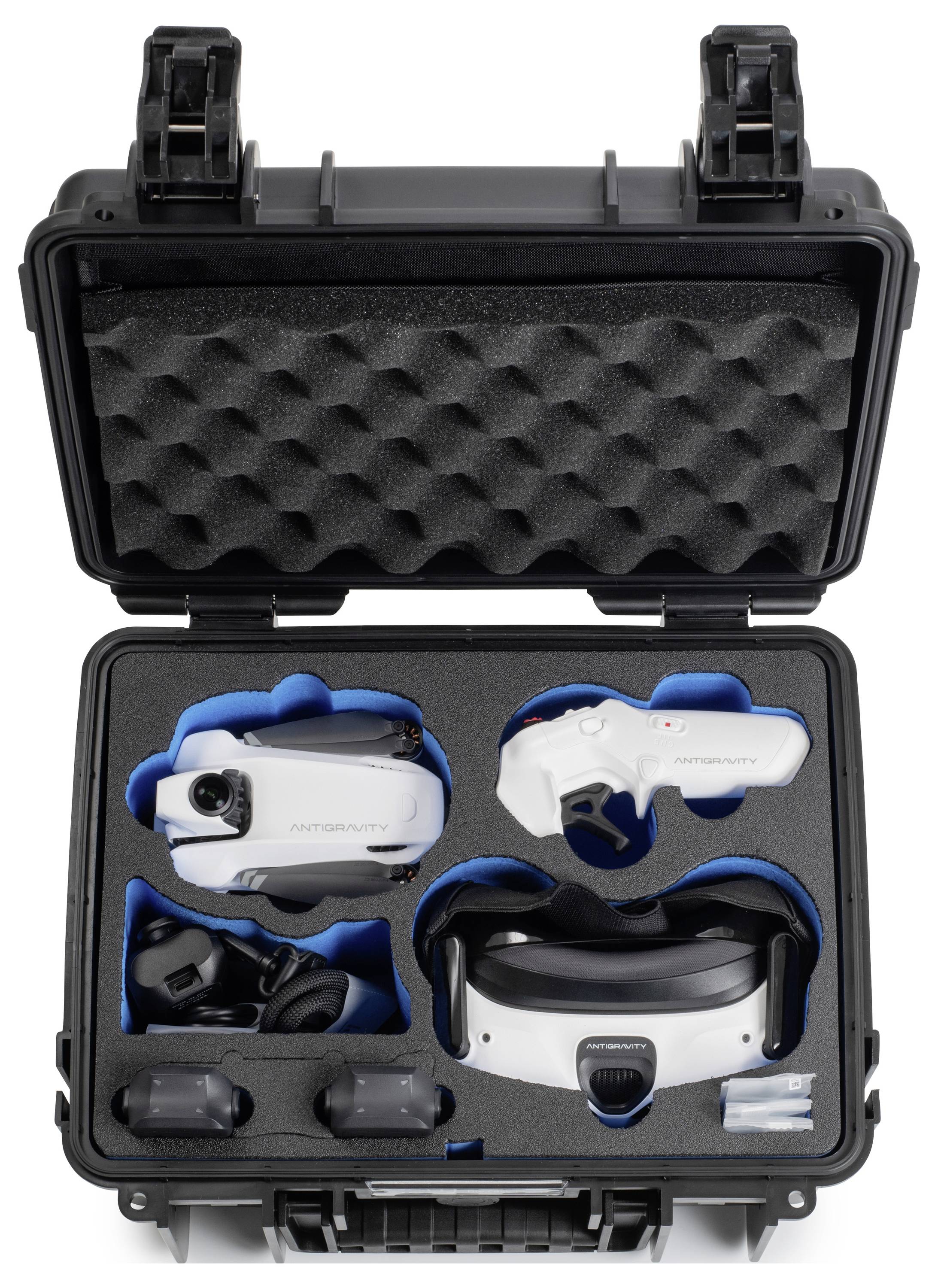 Ein Schutzkoffer enthält eine Drohnen-Fernbedienung, ein Headset und Zubehör, alles ordentlich in maßgeschneiderten Schaumstoffausschnitten organisiert.