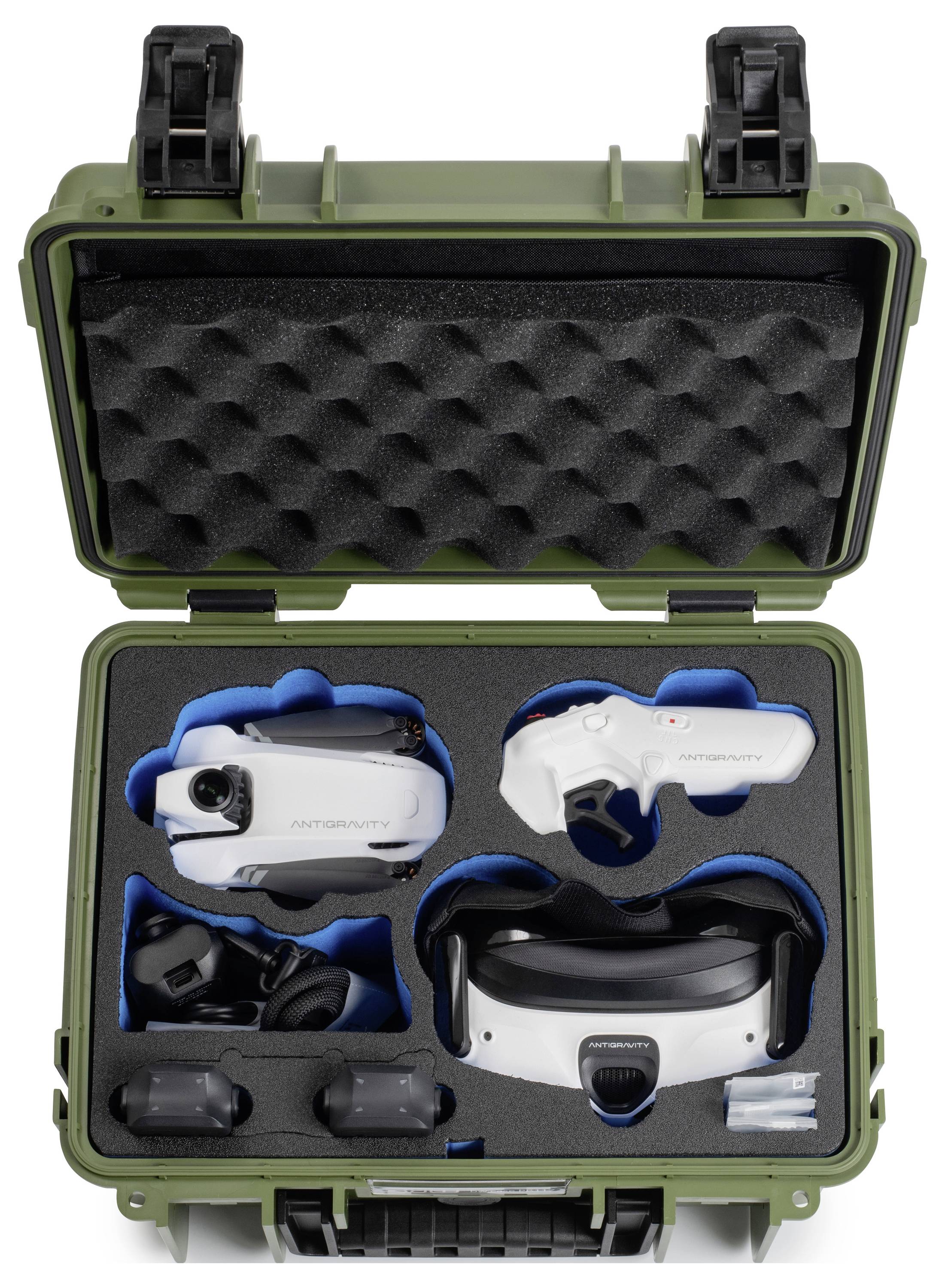 Ein olivgrünes Schutzgehäuse, offen, um eine Kamera, einen Stabilisator, ein Headset, Batterien und Zubehör freizulegen, die ordentlich in Schaumstoff zum Transport verpackt sind.