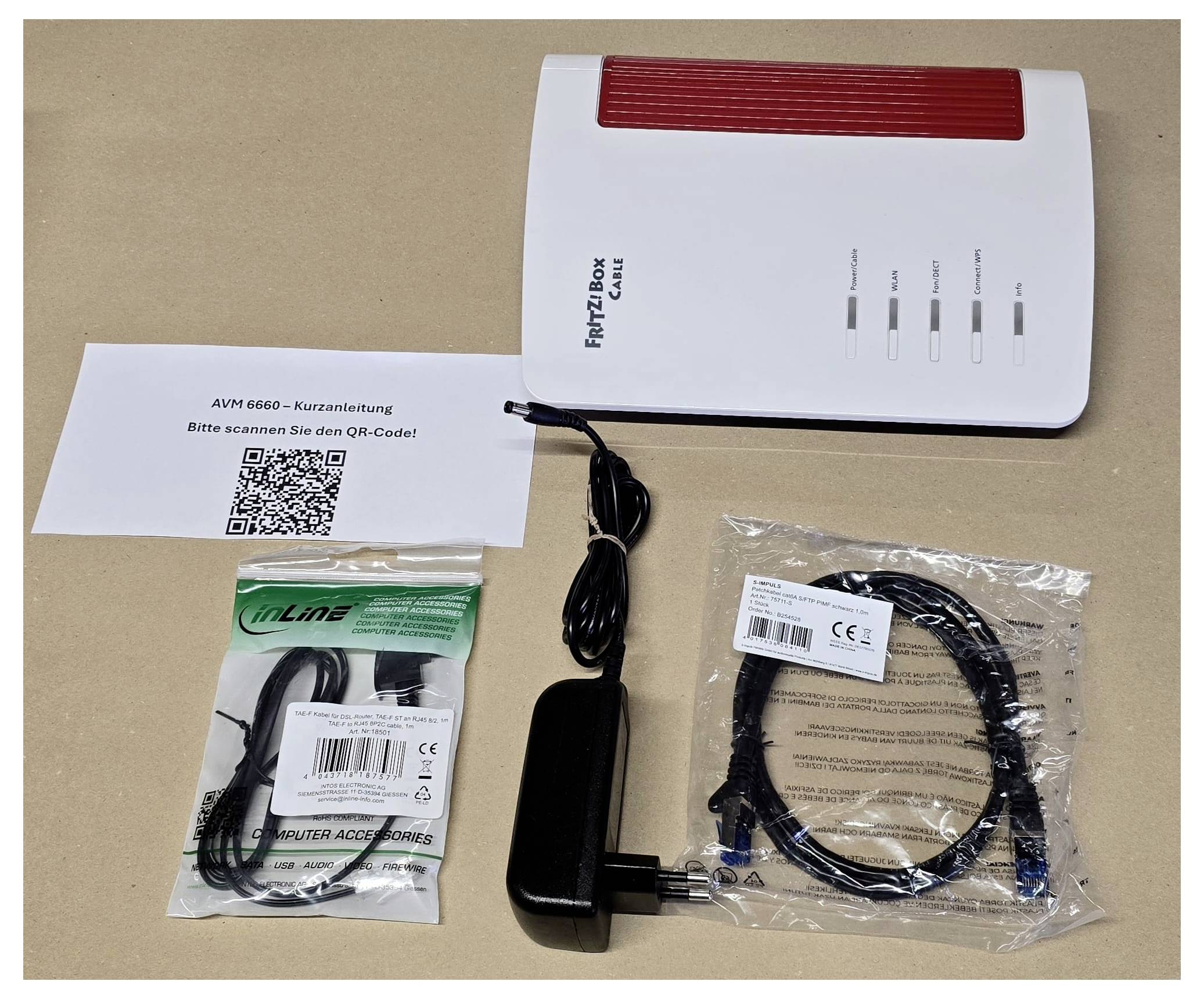 Ein Router mit rotem Deckel mit der Bezeichnung „FRITZ!Box