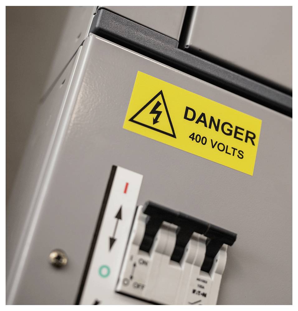 Nahaufnahme eines Elektroschaltkastens mit einem gelben Warnschild mit der Aufschrift „GEFAHR 400 VOLT
