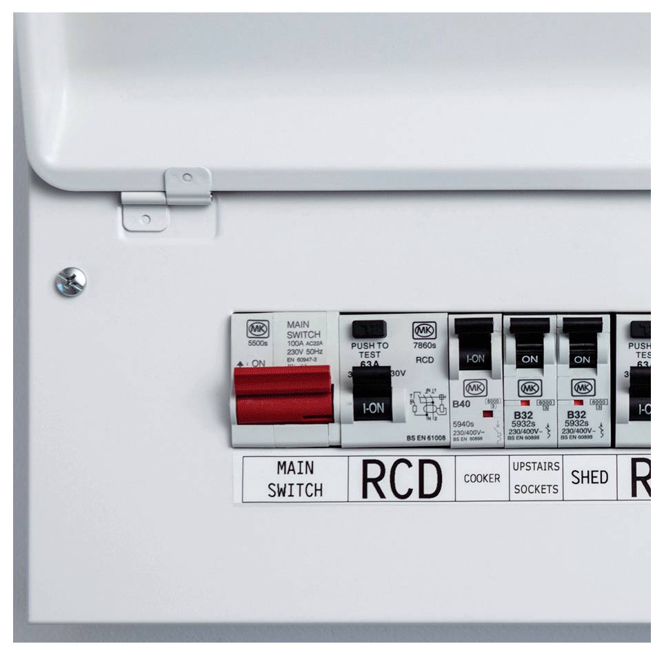 Nahaufnahme einer häuslichen Elektroverteilung mit beschrifteten Leitungsschutzschaltern, einschließlich 