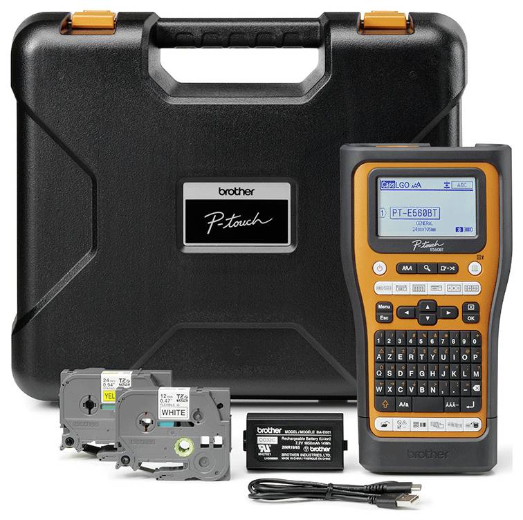 Brother P-touch Etikettendrucker-Set mit orangefarbenem tragbarem Drucker, Tragekoffer, Etikettenpatronen, Akku und USB-Kabel.