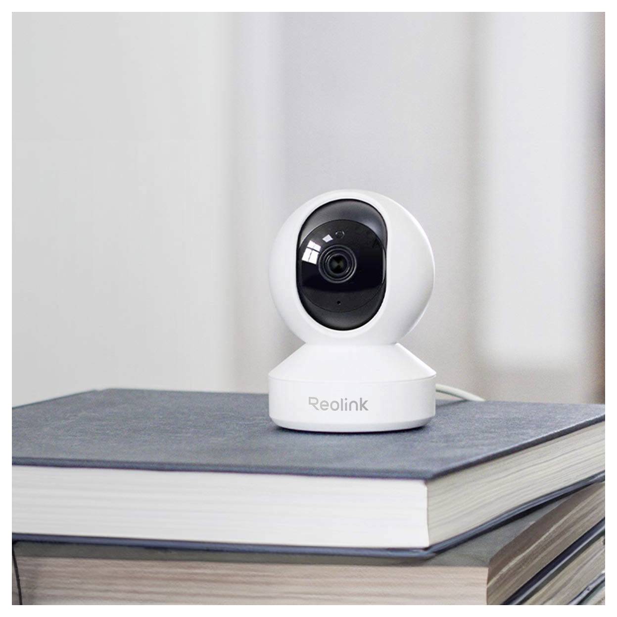 Eine weiße Sicherheitskamera mit der Bezeichnung 