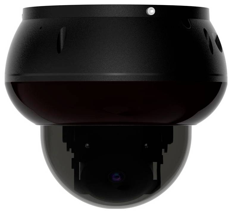 Junge Person in einer lockeren Umgebung, die einen rosa Drucker benutzt, umgeben von bunten Nippes und einem Computerbildschirm, auf dem Designarbeiten angezeigt werden.