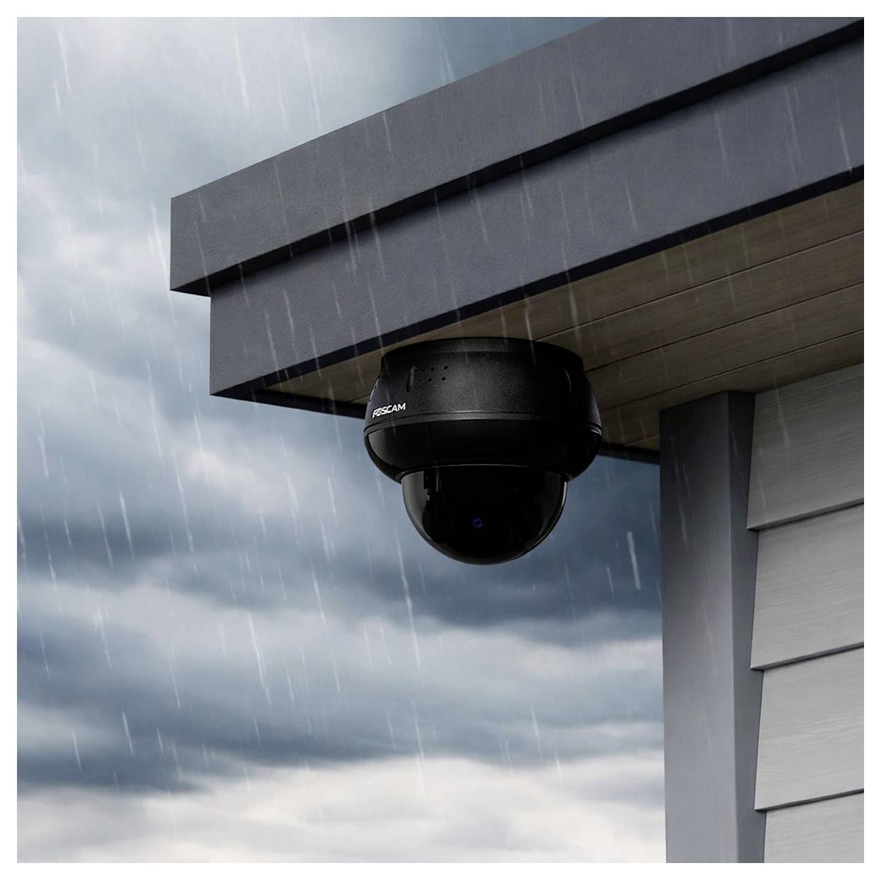 Eine Überwachungskamera, die unter den Dachtraufen eines Gebäudes bei Regenwetter montiert ist, mit einem bewölkten Himmel im Hintergrund.