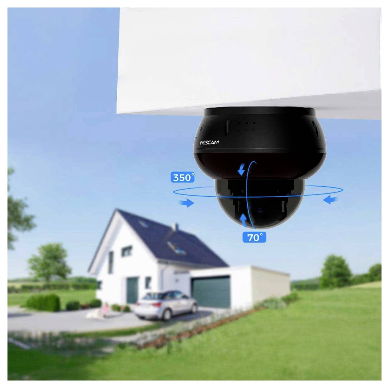 Eine schwarze Sicherheitskamera ist unter einer weißen Decke im Freien montiert, mit einer 350-Grad-Horizontaldrehung und einer 70-Grad-Vertikalneigung. Ein Haus und ein Rasen sind im Hintergrund zu sehen.