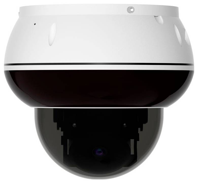 Eine Person in Handschuhen hält eine bunte Handyhülle mit Cartoon-Design in der Nähe einer lila Maschine, während verschiedene verzierte Gegenstände auf einem Tisch liegen.