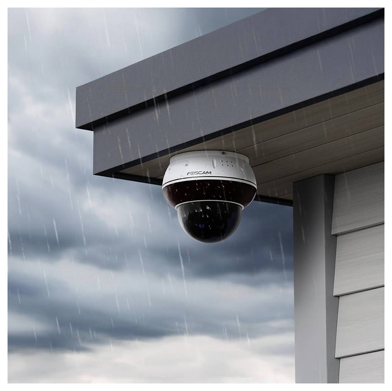 Eine Sicherheitskamera unter dem Dach eines Gebäudes während eines Regens angebracht, die die Szene unten erfasst.