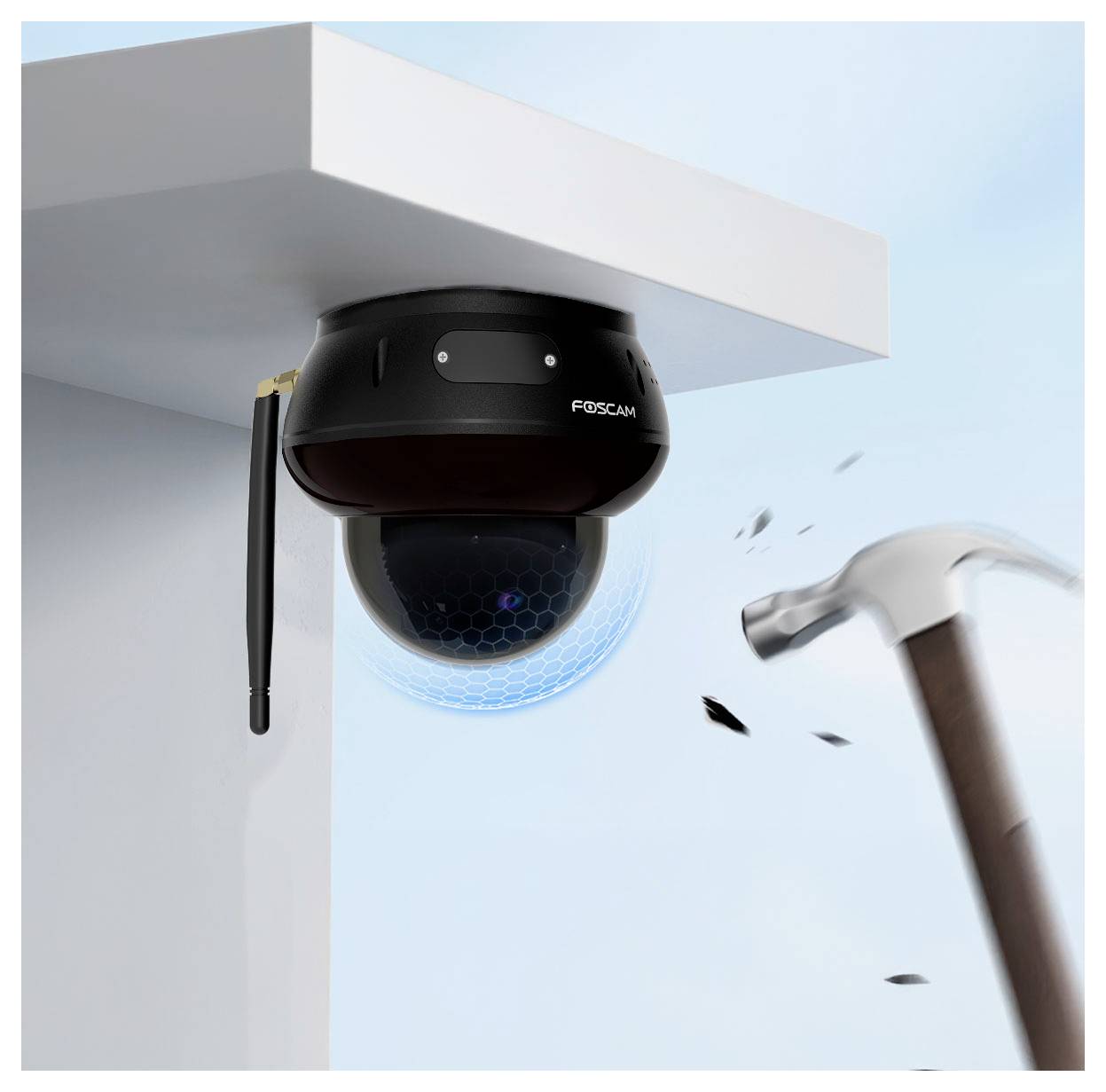 Eine schwarze, kuppelförmige Überwachungskamera mit der Bezeichnung „Foscam