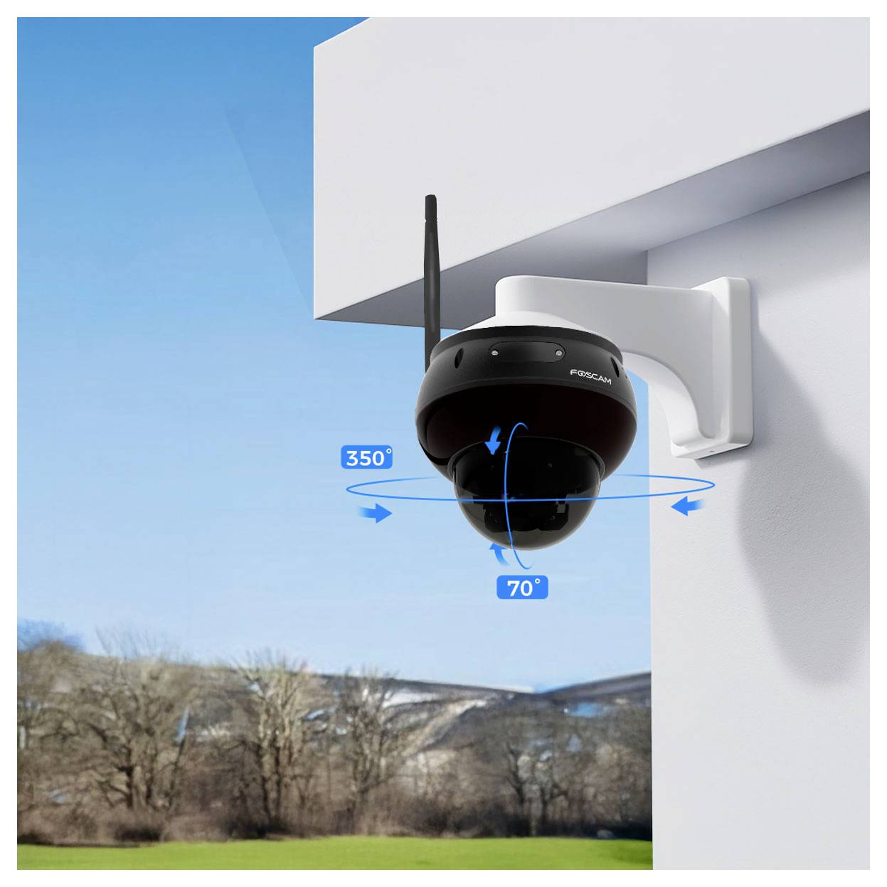 Eine Sicherheitskamera an einer Gebäudeecke montiert, die Rotationswinkel von 350 Grad horizontal und 70 Grad vertikal zeigt, mit einem darunter sichtbaren Park.