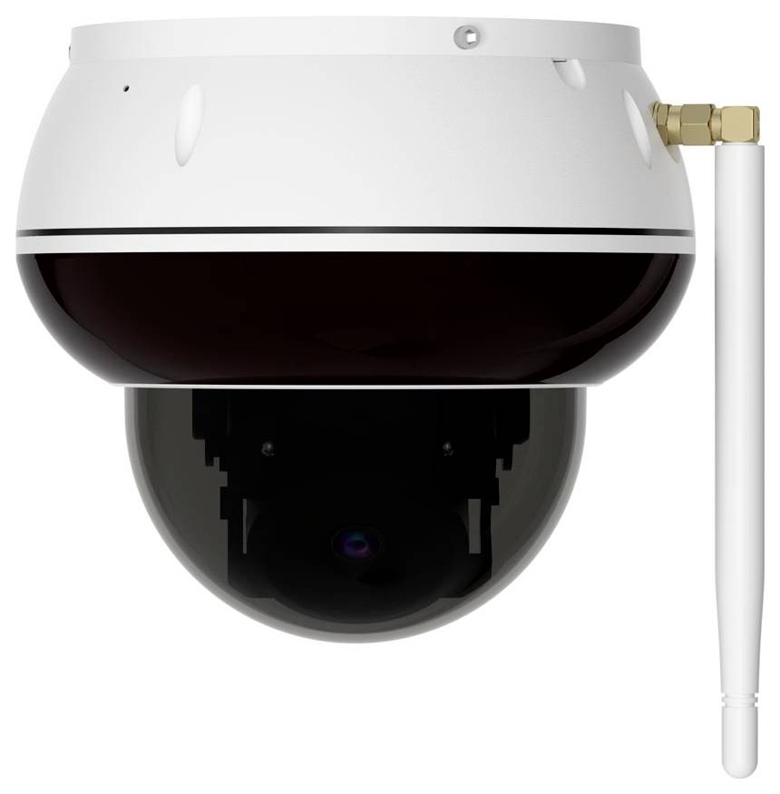 Ein bewegungsaktiviertes Licht, das auf der Außenseite eines Hauses montiert ist, leuchtet auf und erschreckt eine Person in dunkler Kleidung in der Nacht und unterstreicht damit die Sicherheit.