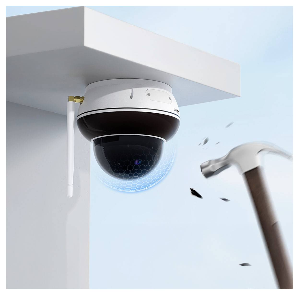 Eine Sicherheitskamera, die unter einem weißen Sims installiert ist, mit einem Hammer in der Nähe, was auf einen Fokus auf die Haltbarkeit oder Robustheit der Kamera hindeutet.