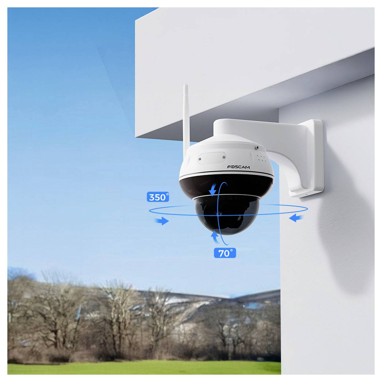 Eine Überwachungskamera, die an einer Gebäudewand montiert ist, kann sich horizontal um 350 Grad drehen und vertikal um 70 Grad neigen und überwacht eine landschaftlich reizvolle Szenerie.