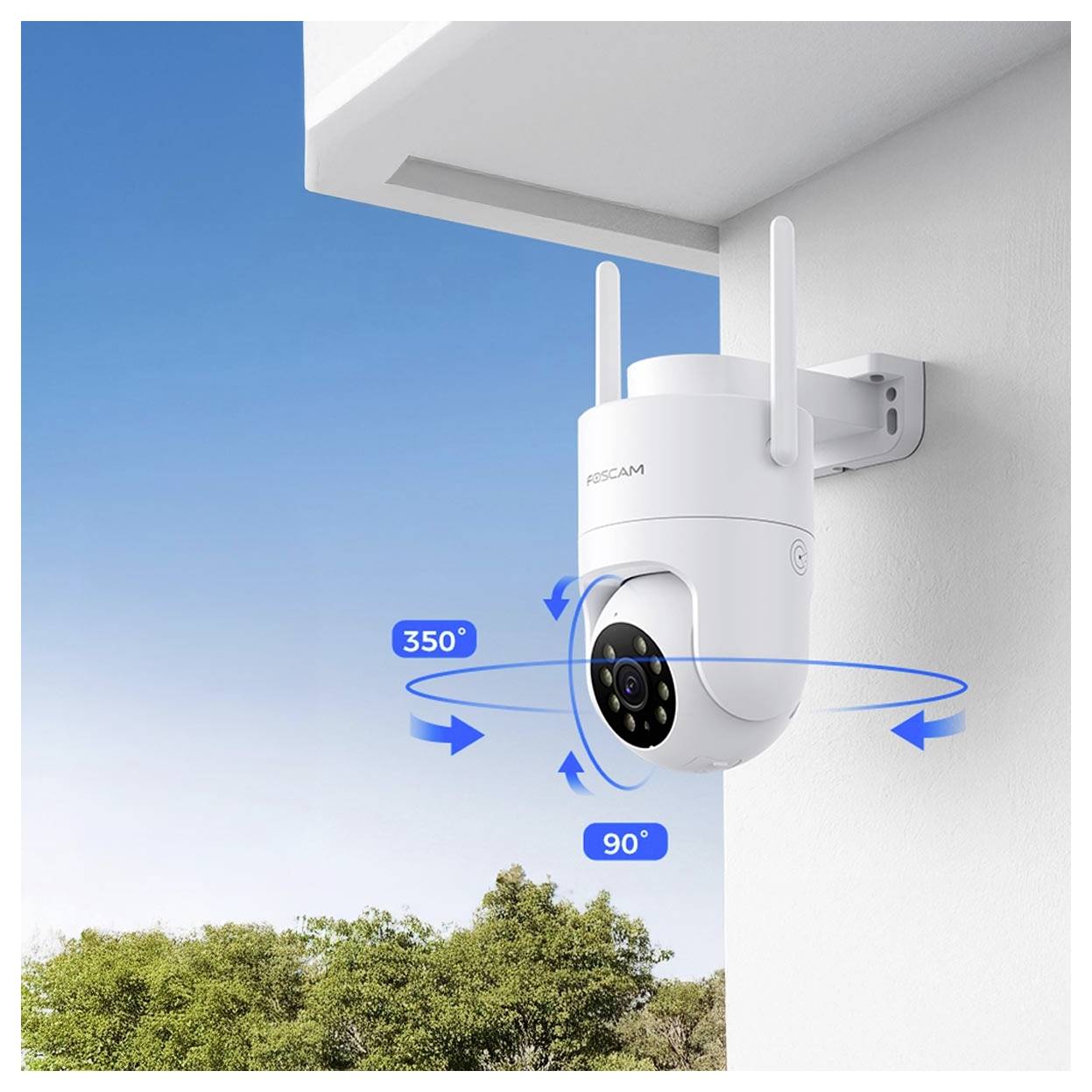Eine weiße, im Freien angebrachte Sicherheitskamera, die eine 350-Grad-Drehung und 90-Grad-Neigung ermöglicht, mit blauem Himmel und Bäumen im Hintergrund.