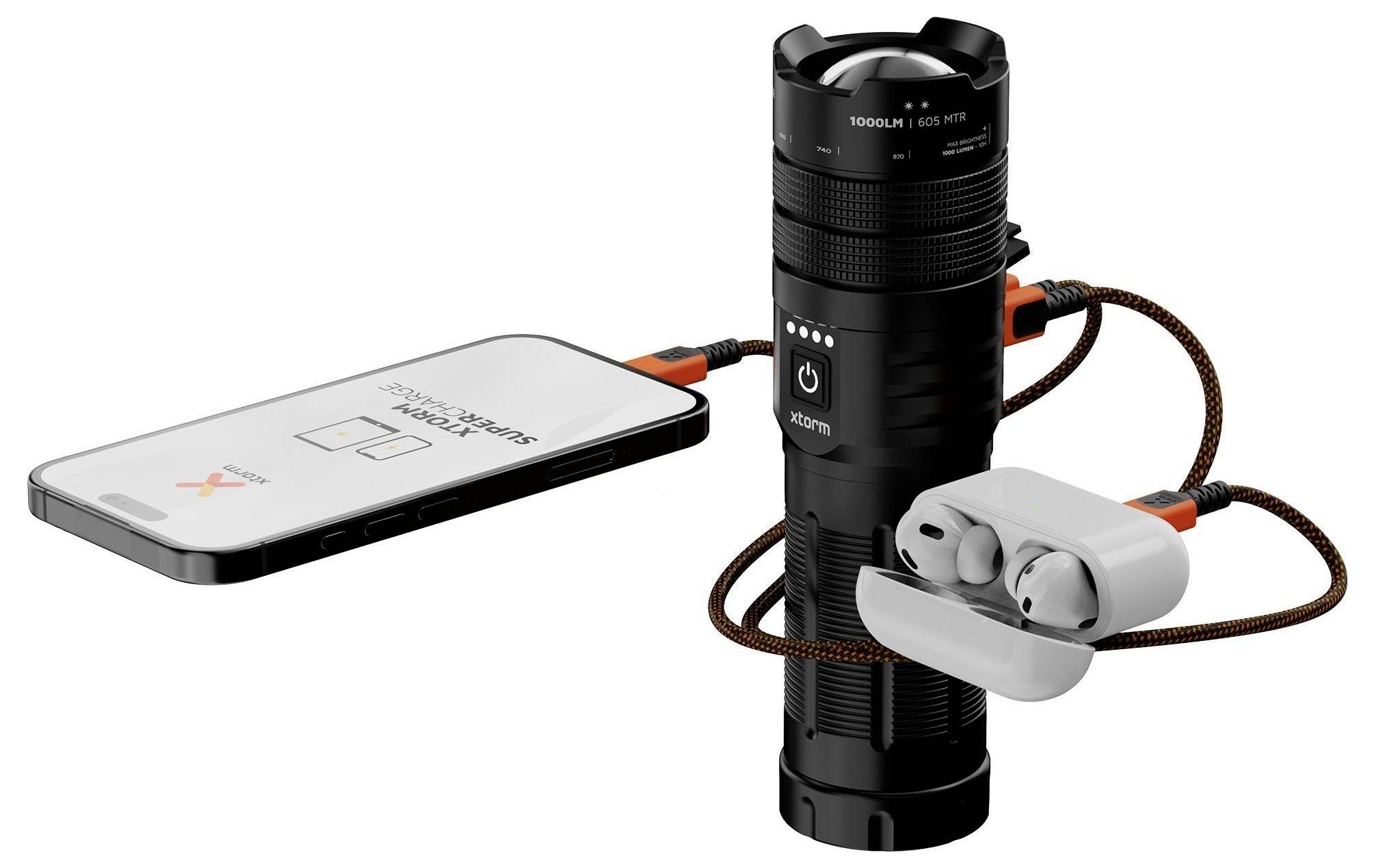 Eine schwarze Taschenlampe mit Stromschaltern lädt ein Smartphone und Kopfhörer über zwei angebrachte Kabel.