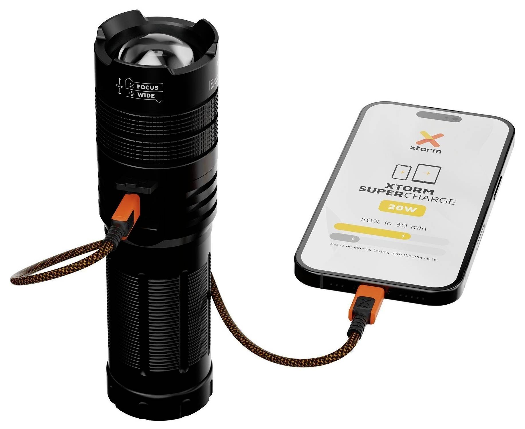 Eine schwarze Taschenlampe, die über ein Kabel mit einem Smartphone-Bildschirm verbunden ist, auf dem „XTORM SUPERCHARGE 20W
