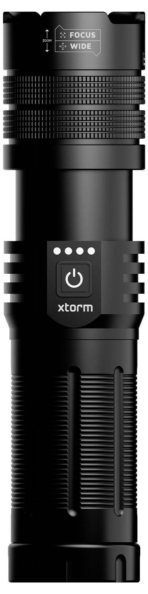Eine schwarze zylindrische Taschenlampe mit einer Fokusverstellung an der Oberseite und einem Schalter mit der Beschriftung „xtorm