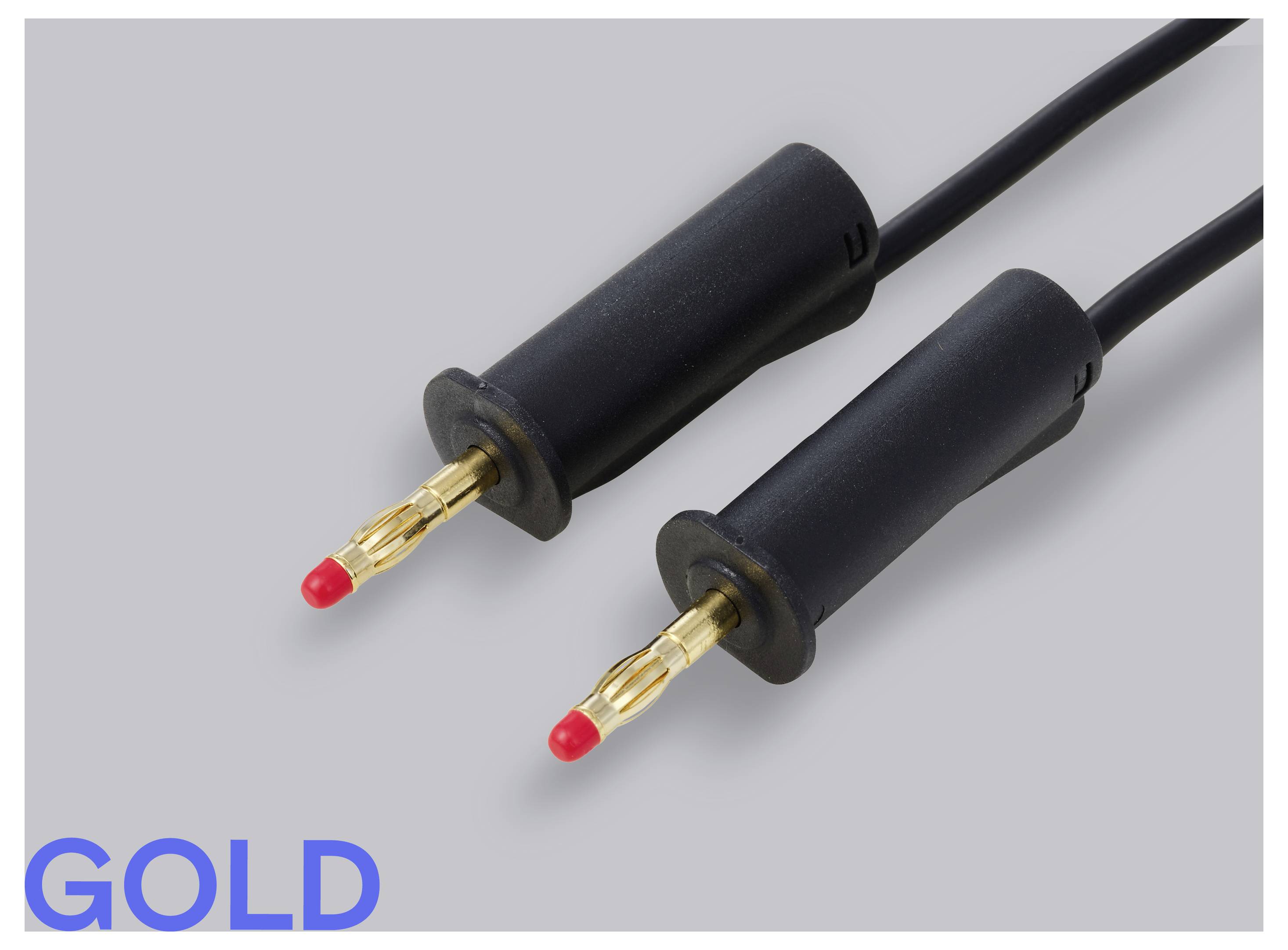 Zwei schwarze Audiokabel mit vergoldeten Bananensteckern mit roten Spitzen, mit blauem 