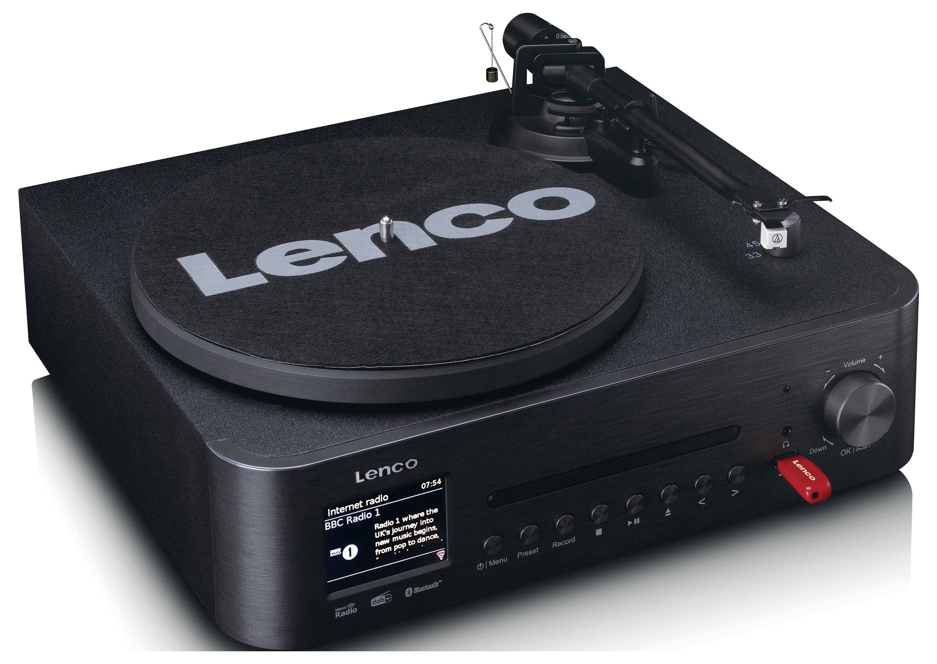 Ein schwarzer Lenco-Plattenspieler mit integriertem Radiotuner und USB-Anschluss. Das Display zeigt Informationen zur Radiostation an. Das Gerät verfügt über Bedientasten und einen Lautstärkeregler.