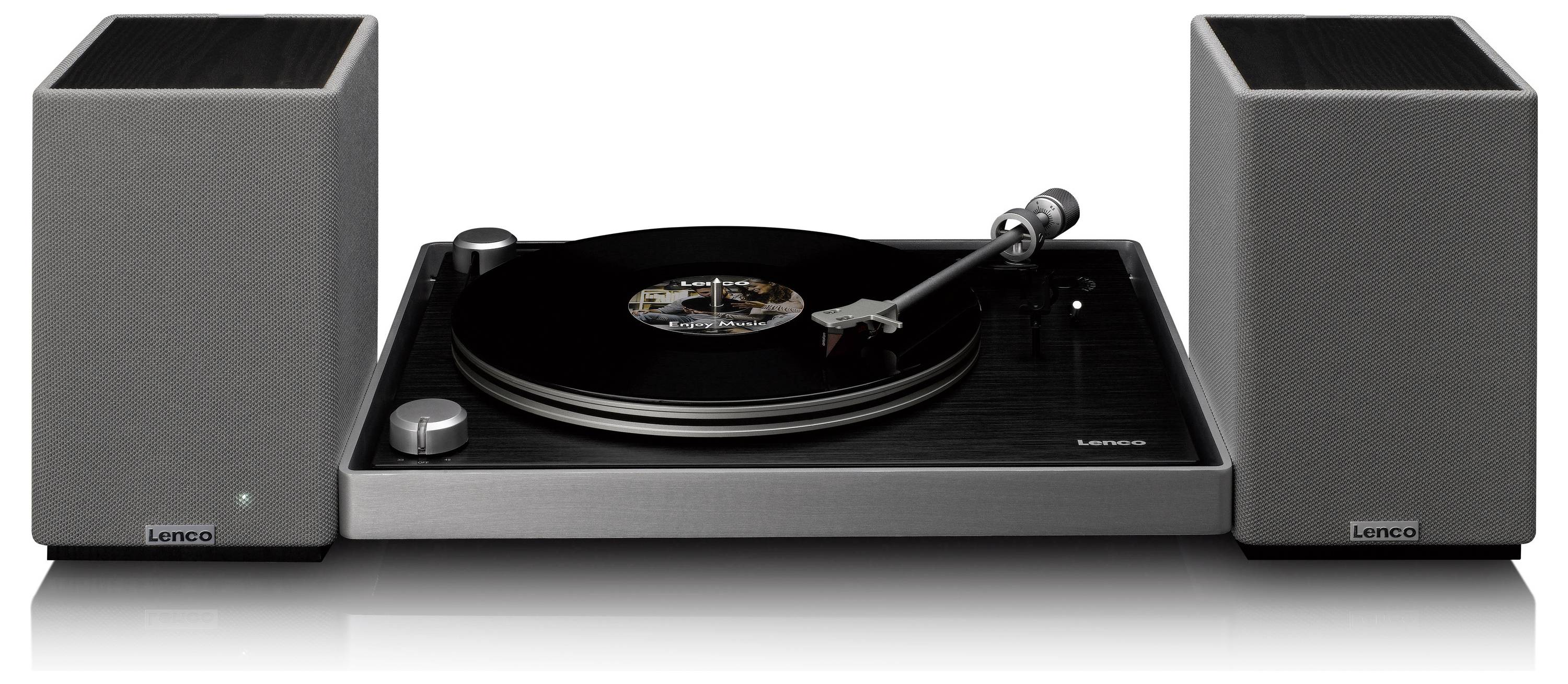 Ein moderner Plattenspieler mit einer Schallplatte, die gerade abgespielt wird, flankiert von zwei grauen Lautsprechern.